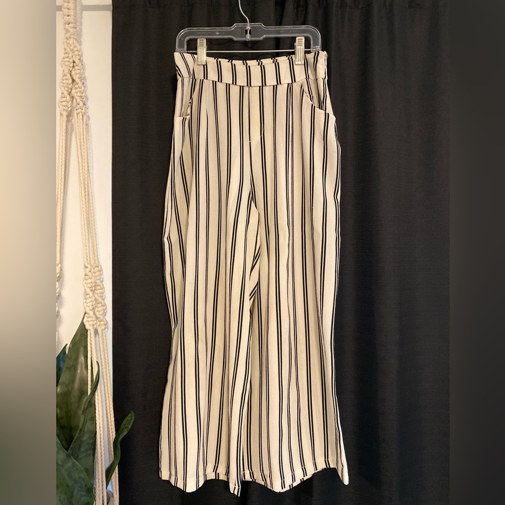 Boohoo capri pants White with black stripes. Size unknown, fits like US2 or US4